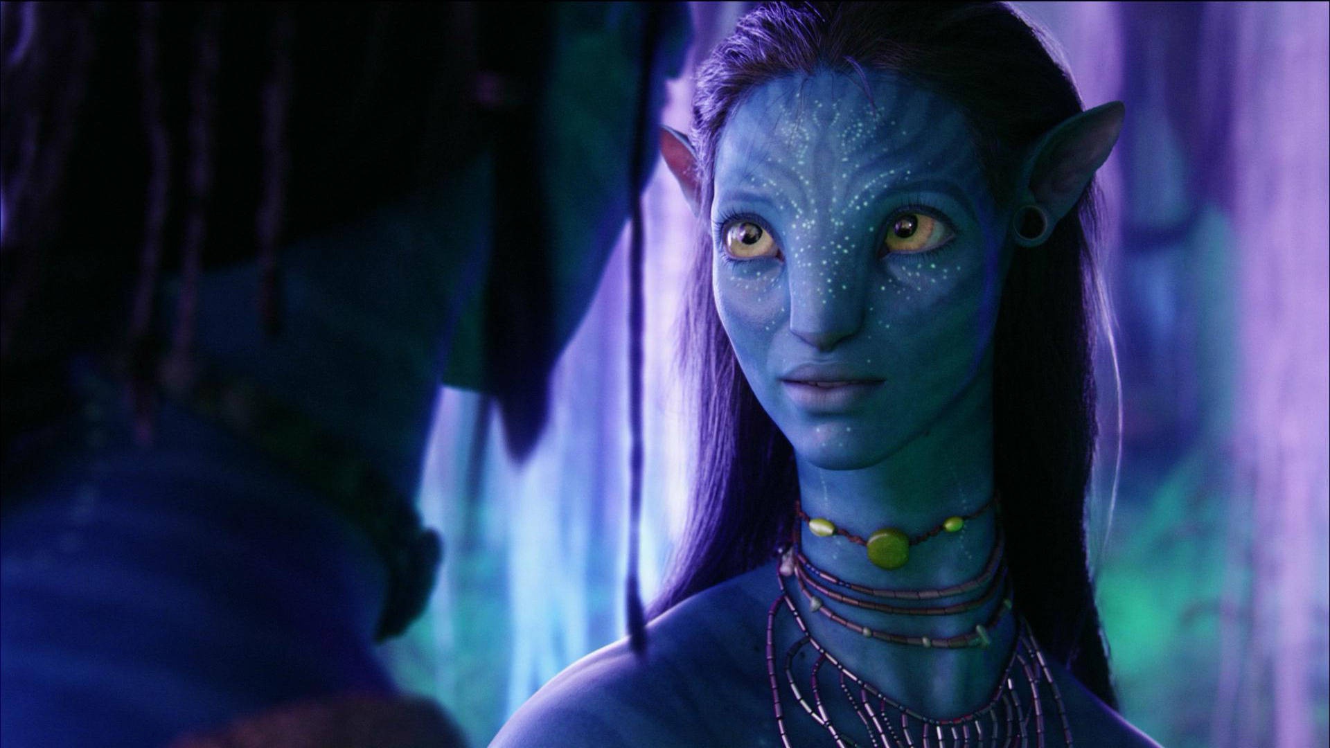 Blue-skinned Na'vi woman with amber eyes in a glowing forest.