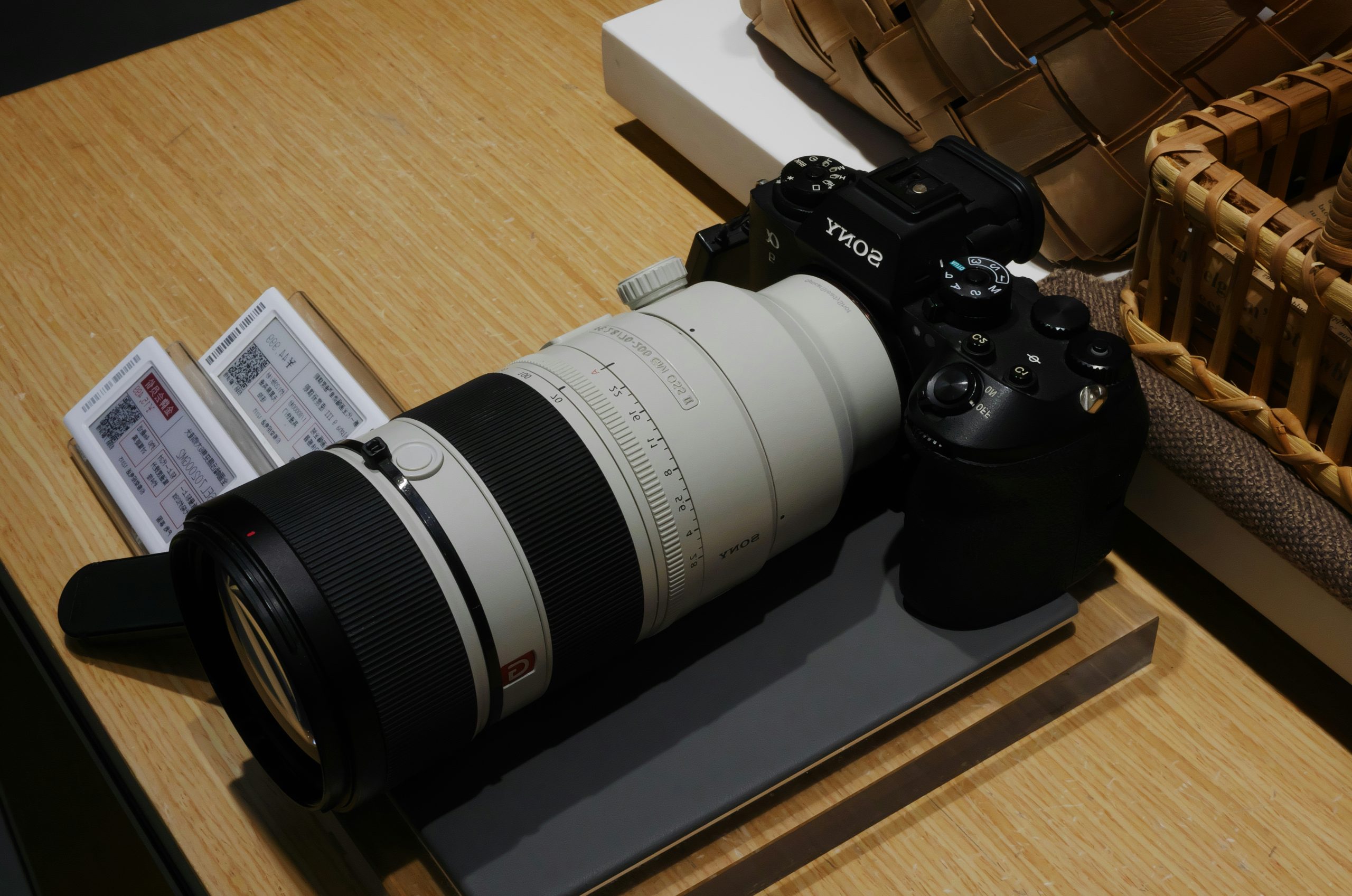 Majestic Black Mirrorless Camera